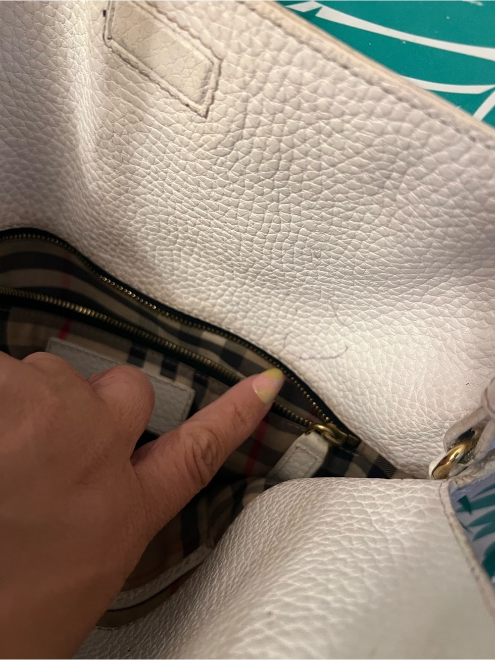 Burberry Leah hobo white pebble leather shoulder bag crossbody gold hardware - Picture 6 of 16